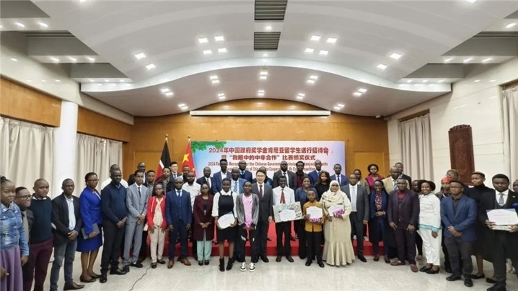 與會(huì)嘉賓和留學(xué)生們合影留念。中國駐肯尼亞大使館供圖