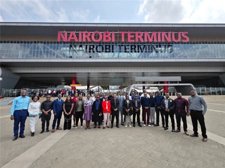 留學(xué)生們參訪中企承建的蒙內(nèi)鐵路。中國駐肯尼亞大使館供圖