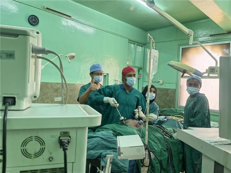 隊(duì)長蔣國慶（左一）關(guān)注當(dāng)?shù)蒯t(yī)生手術(shù)情況。中國援桑醫(yī)療隊(duì)供圖