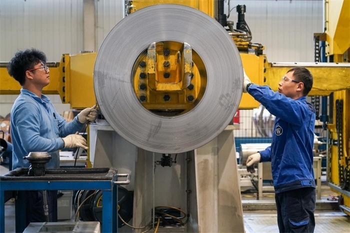 2023年3月16日，工人在位于太倉市高新區(qū)的威爾斯新材料（太倉）有限公司生產(chǎn)車間內(nèi)進行加工作業(yè)。新華社記者李博攝