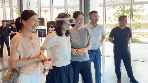 研學(xué)團(tuán)成員正在用VR眼鏡體驗。人民網(wǎng) 王戰(zhàn)雄攝