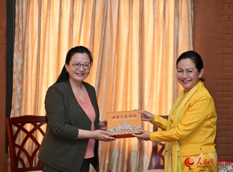 馬珈大使向岱岱楷部長贈送中國特色紀念品。人民網(wǎng)記者 謝佳君攝