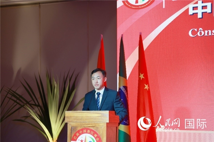 中國駐里約熱內(nèi)盧代總領(lǐng)事王海濤在典禮中致辭。人民網(wǎng)記者 陳海琪攝