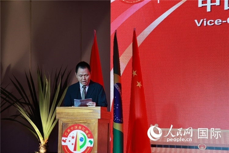 中國駐里約總領(lǐng)館副總領(lǐng)事王尉育宣讀賀電。人民網(wǎng)記者 陳海琪攝