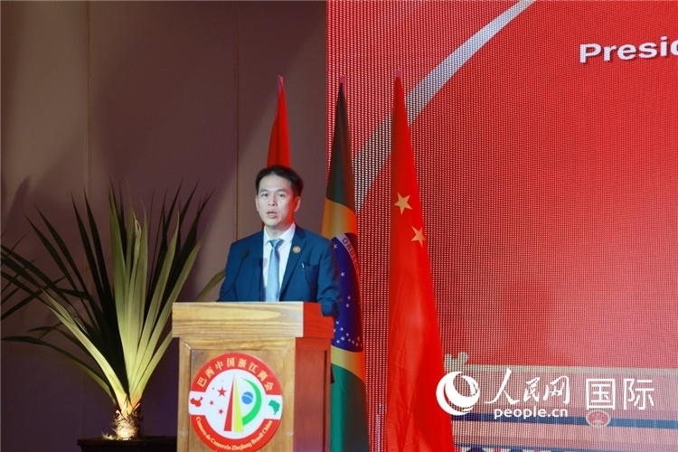 巴西中國浙江商會執(zhí)行會長陳翔廣宣讀賀電。人民網(wǎng)記者 陳海琪攝