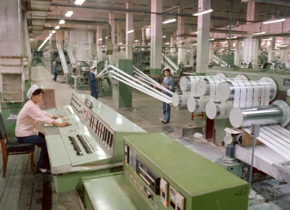 1981年，東北遼陽(yáng)石油化學(xué)纖維廠抽絲車(chē)間一角。新華社發(fā)