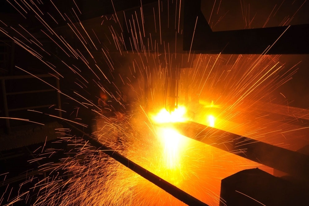 2015年3月10日，東北特鋼集團(tuán)大連基地生產(chǎn)的合金鋼連鑄坯進(jìn)行定尺切割。新華社發(fā)