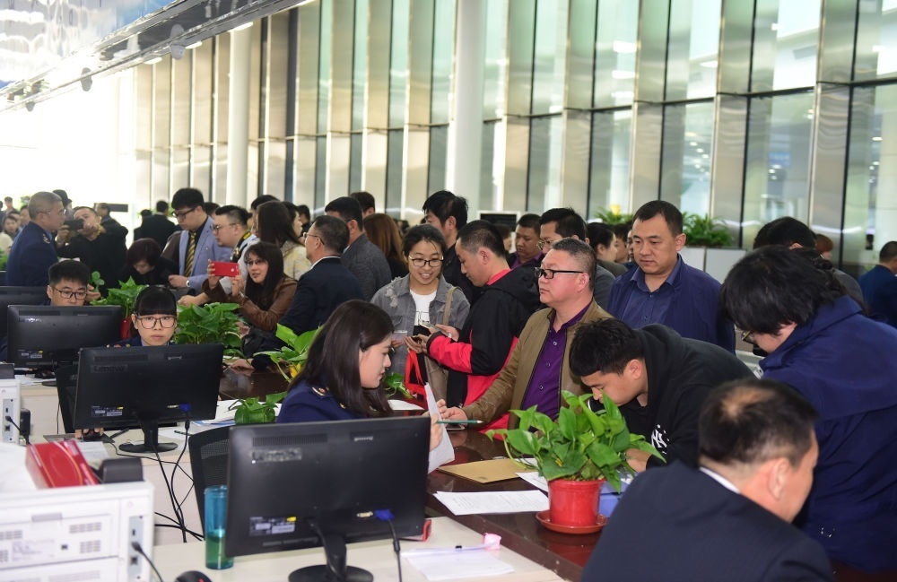 2017年4月10日，中國(guó)（遼寧）自由貿(mào)易試驗(yàn)區(qū)沈陽(yáng)片區(qū)揭牌當(dāng)日，眾多企業(yè)咨詢注冊(cè)。新華社記者楊青攝