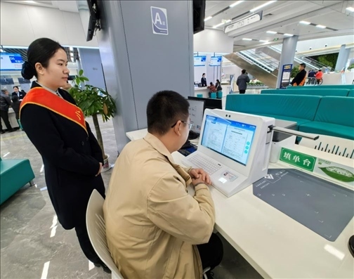 市民用電子范例填單臺(tái)錄入信息。人民網(wǎng)記者 周雯攝