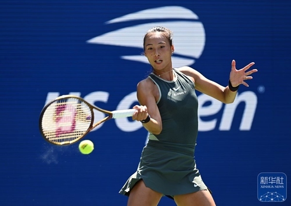 鄭欽文在比賽中回球。新華社記者 李睿 攝