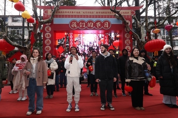 “熊貓叨叨”團隊參加上海四平社區(qū)“元宵行街會”。