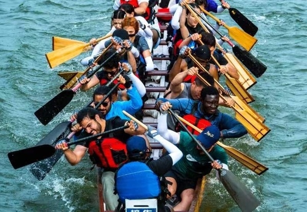 “熊貓叨叨”團隊參加龍舟比賽。