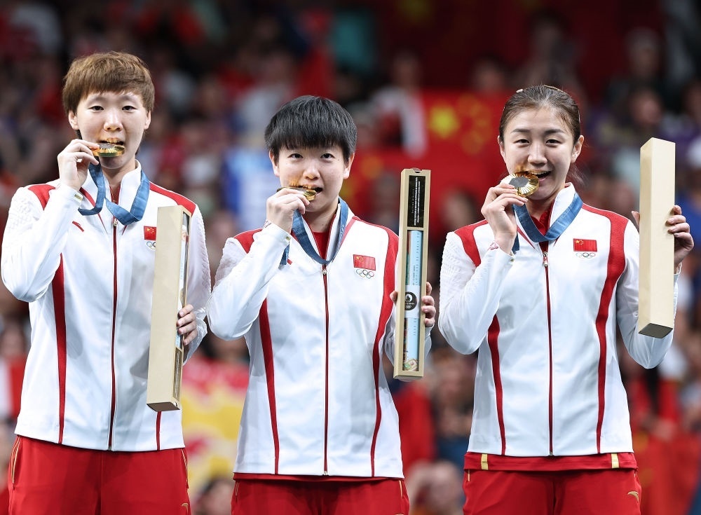 冠軍中國(guó)隊(duì)選手王曼昱、孫穎莎、陳夢(mèng)（從左至右）在巴黎奧運(yùn)會(huì)乒乓球女子團(tuán)體頒獎(jiǎng)儀式上（2024年8月10日攝）。新華社記者 王東震 攝