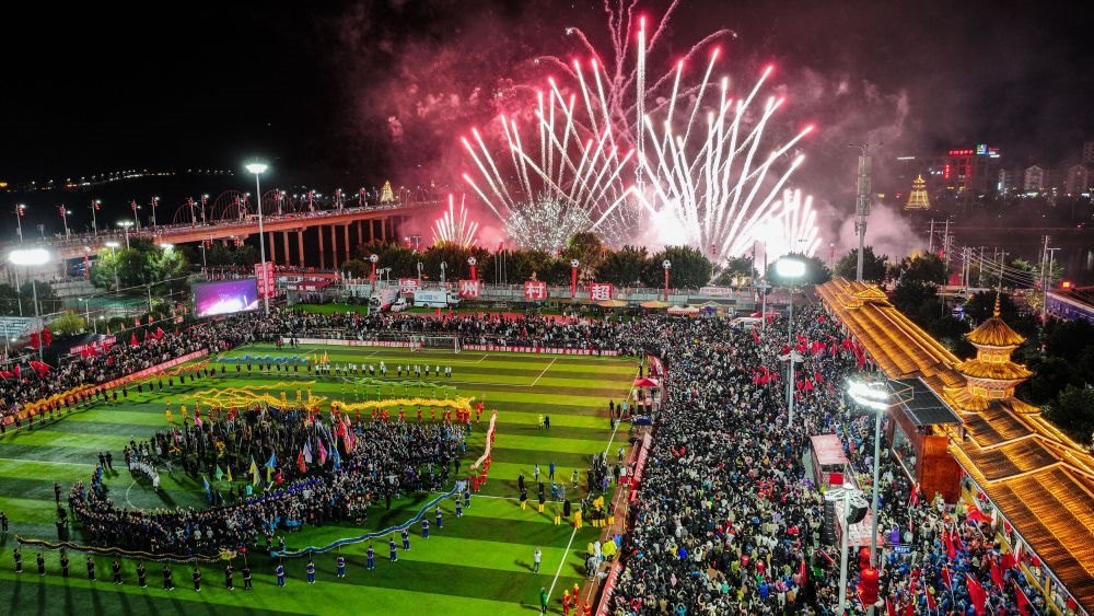 2024全國(guó)“村晚”示范展示活動(dòng)暨貴州“村超村晚”舉行音樂煙花秀表演（無人機(jī)照片，2024年2月3日攝）。新華社記者 劉續(xù) 攝