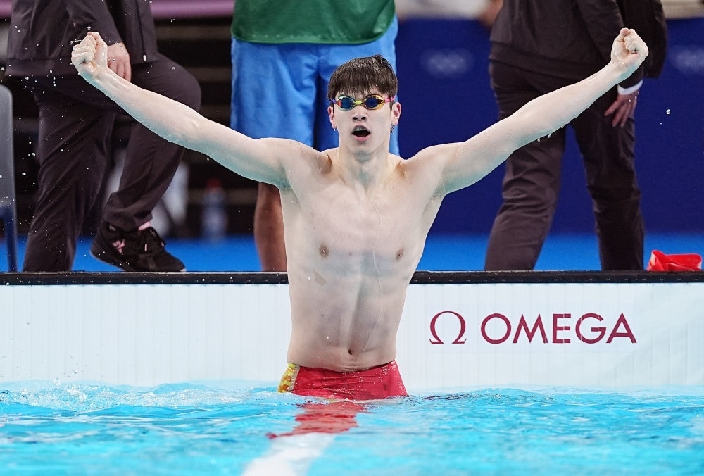 中國(guó)選手潘展樂在巴黎奧運(yùn)會(huì)游泳男子100米自由泳決賽后慶祝奪冠及打破世界紀(jì)錄（2024年7月31日攝）。新華社記者 杜宇 攝