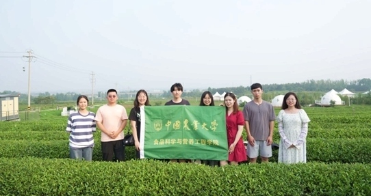 在山東日照，中國農(nóng)業(yè)大學(xué)食品學(xué)院實踐團就農(nóng)業(yè)生產(chǎn)智能化設(shè)備、肥料選用等問題開展實地調(diào)研，并面向300余名村民陸續(xù)開展4次科普宣講。校方供圖