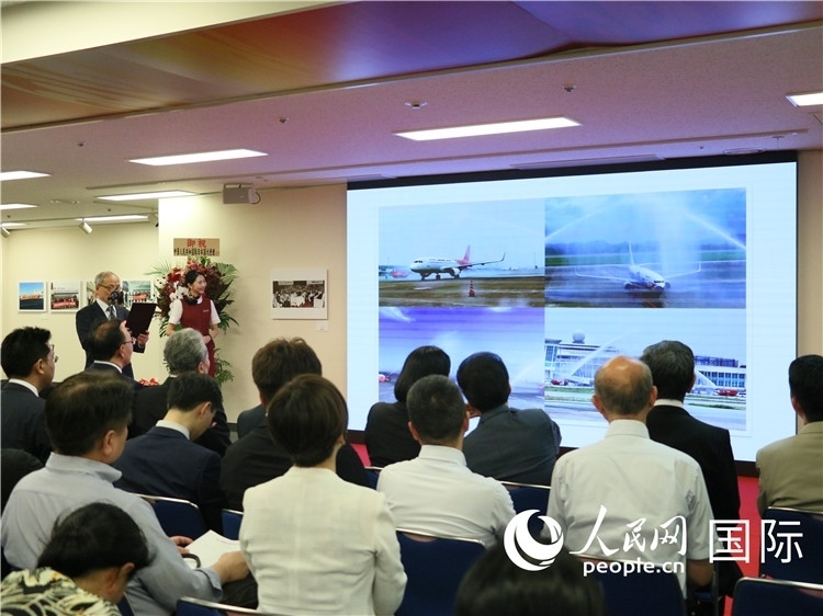 世界華人攝影聯(lián)盟副主席馮學(xué)敏現(xiàn)場(chǎng)點(diǎn)評(píng)。人民網(wǎng) 許可攝