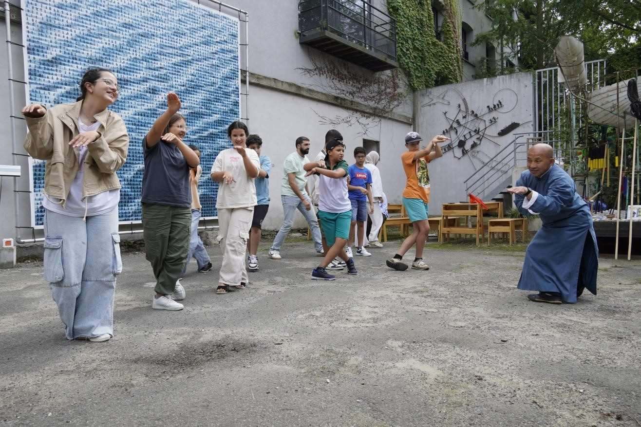 孩子們與魯汶大學(xué)武術(shù)老師，北少林長拳傳人羅師傅學(xué)習(xí)中國功夫。比利時維他命文化傳媒供圖