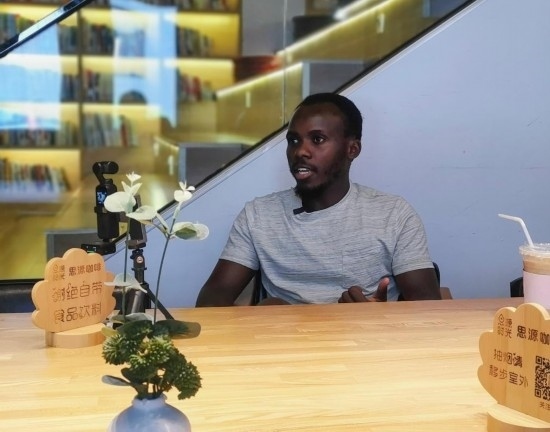 來自肯尼亞的北京交通大學(xué)留學(xué)生卡里烏在北京接受采訪（8月10日攝）。新華社記者 王小鵬 攝