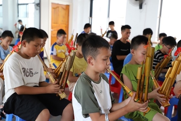 孩子們在學(xué)吹蘆笙。融水縣文化館供圖