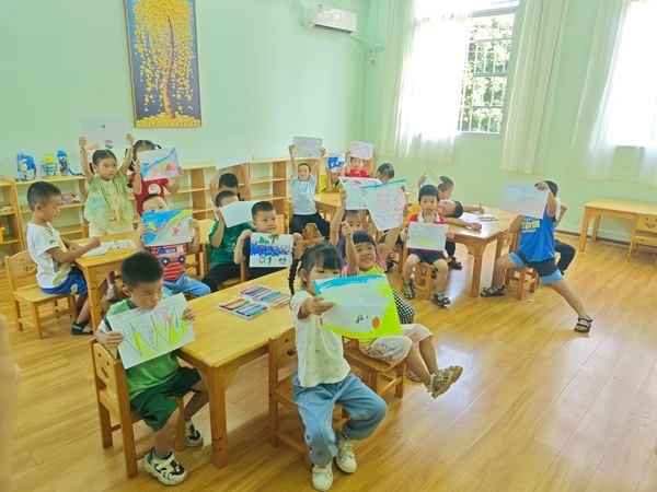 孩子們在公益托管班上畫畫課。莫菲菲攝