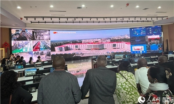 研討班一行在塔山煤礦參觀。人民網(wǎng) 曹欣悅攝