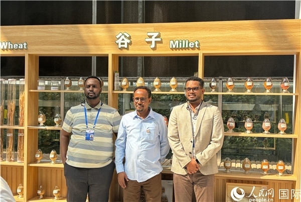 研討班成員在聽(tīng)取講解后合影留念。人民網(wǎng) 曹欣悅攝