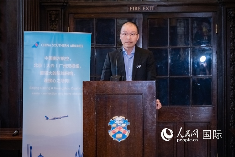 圖為中國南方航空倫敦營業(yè)部總經(jīng)理陳珂致辭。人民網(wǎng) 郭錦標(biāo)攝