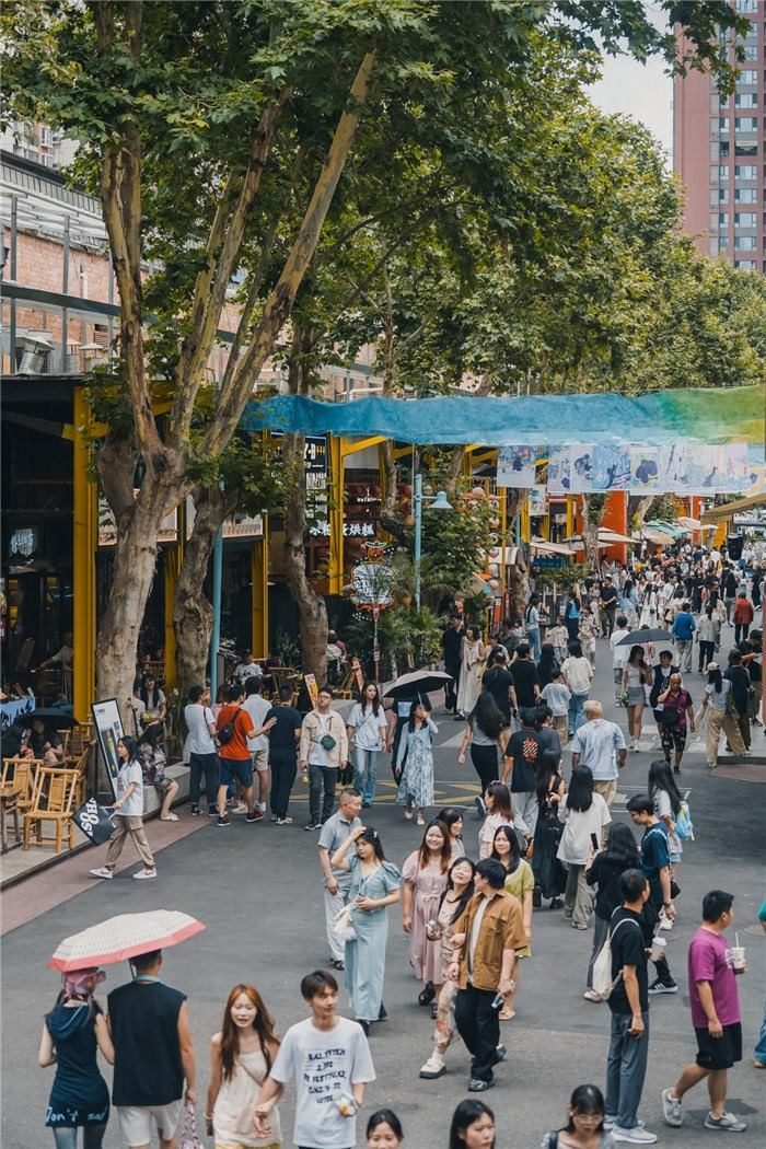 北街美食區(qū)是東郊記憶園區(qū)集美食、文化與休閑于一體的特色區(qū)域，為游客和當?shù)鼐用裉峁┝素S富多樣的餐飲選擇。資料圖片