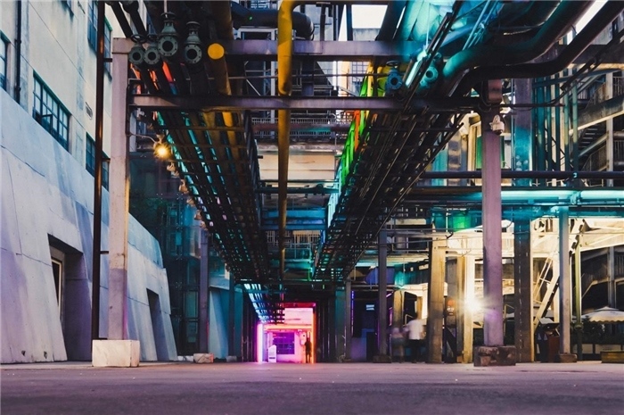 東郊記憶園區(qū)工業(yè)橫街完整地保留了園區(qū)的工業(yè)元素，如工業(yè)煙囪、動力管廊架和水塔等，形成了園區(qū)獨特的工業(yè)風景線。資料圖片