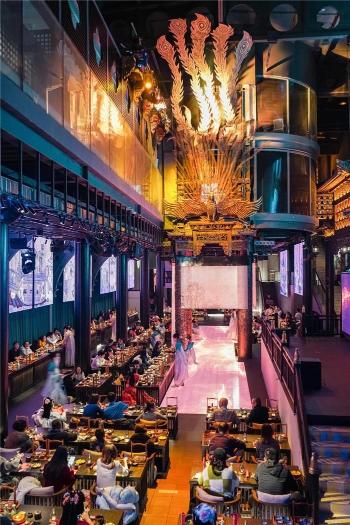 東郊記憶園區(qū)內(nèi)以蜀地文化為創(chuàng)作背景，溯源中國傳統(tǒng)宴飲儀禮打造的全景沉浸式漢文化主題餐秀。成都傳媒集團供圖