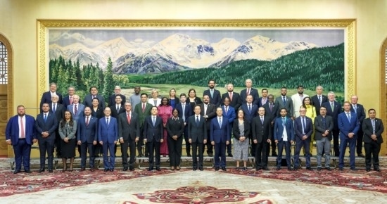  8月30日，國家副主席韓正在北京集體會見出席2024年國際議員友好交流論壇的各國代表。新華社記者 丁林 攝