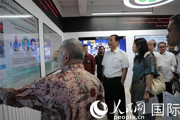 印尼對華合作牽頭人、統(tǒng)籌部長盧胡特（中）參觀中國—印尼新能源材料與冶金工程技術聯(lián)合研究實驗室。人民網(wǎng)記者曹師韻攝