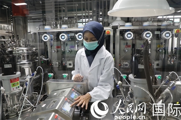 中國—印尼新能源材料與冶金工程技術聯(lián)合研究實驗室內(nèi)，研究人員正在工作。人民網(wǎng)記者曹師韻攝