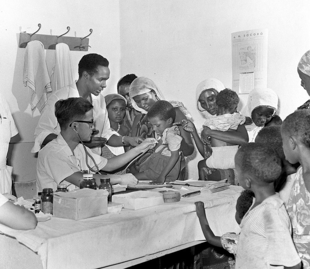 1968年4月，中國醫(yī)療隊醫(yī)生在索馬里阿弗戈依鎮(zhèn)巡回醫(yī)療時為當(dāng)?shù)貎和尾　? width=