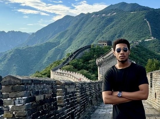 8月28日，尼日利亞青年阿米爾·阿希姆在慕田峪長城留影。新華社發(fā)（清華大學(xué)供圖）