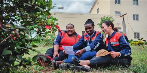 在肯尼亞內羅畢，非洲之星鐵路運營公司工電部電子設備檢修工區(qū)工長陳玲（右）在休息時教學員唱中文歌曲（2023 年 5 月 23 日攝） 王冠森攝 / 本刊