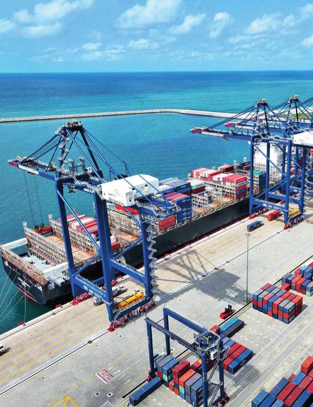 由中國港灣工程有限責任公司承建的尼日利亞萊基深水港位于中尼合作建設的拉各斯萊基自貿(mào)區(qū)內，是尼日利亞首個現(xiàn)代化深水港和最大港口。圖為一艘貨輪在尼日利亞拉各斯萊基深水港裝卸集裝箱（2024 年 3 月 11 日攝）萊基港公司供圖