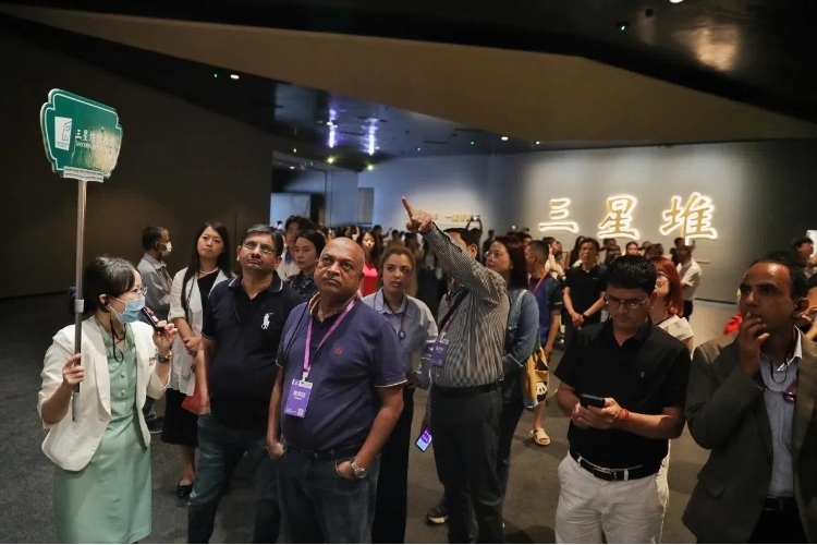 8月31日，亞洲媒體考察團(tuán)參訪三星堆博物館?！吨袊?jīng)濟(jì)周刊》記者肖翊攝