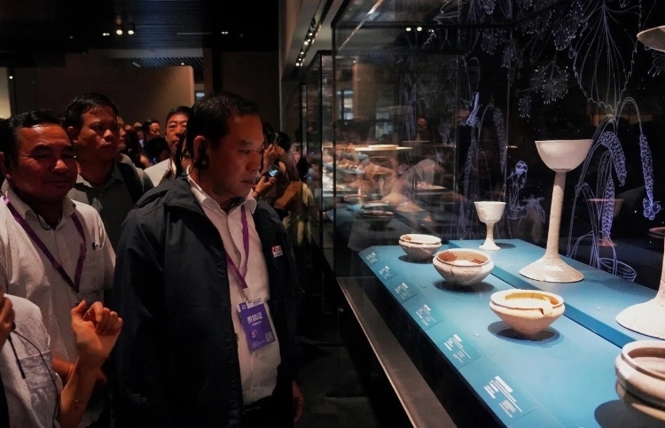 8月31日，亞洲媒體考察團(tuán)參訪三星堆博物館。左一為老撾博利坎賽省新聞文化旅游廳廳長頌通·威本康?！度嗣袢?qǐng)?bào)海外版》記者喬宇攝