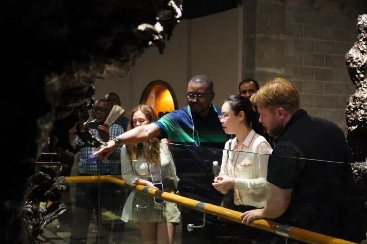 2024“一帶一路”媒體合作論壇聯合采訪調研行成員在樂山烏木文化博覽苑調研采訪。人民網記者 趙祖樂攝