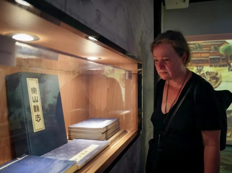 2024“一帶一路”媒體合作論壇聯合采訪調研行成員在蘇稽古鎮(zhèn)調研樂山歷史文化。本報記者 伊霄攝