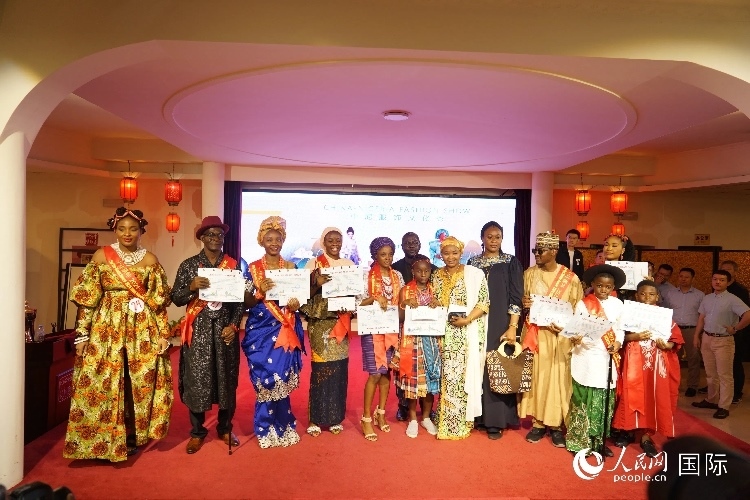 中尼服飾文化秀尼日利亞十佳模特獎。人民網記者 姜宣攝