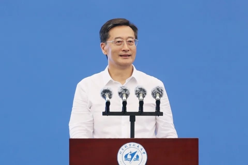 中國工程院院士、北京航空航天大學(xué)校長王云鵬在2024級新生開學(xué)典禮上講話。校方供圖