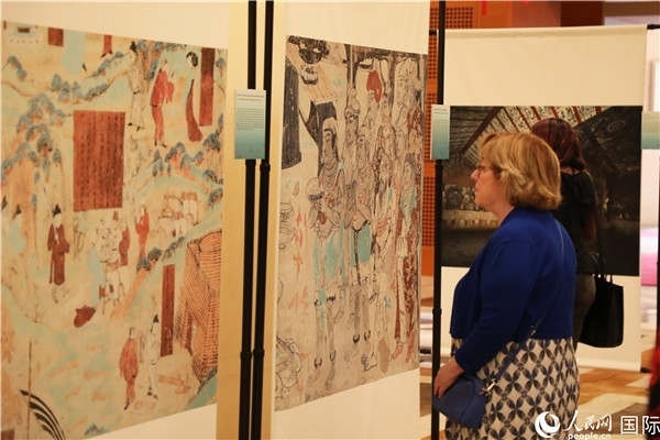 來賓在參觀敦煌高清攝影和壁畫高保真復制品。 人民網(wǎng)記者 李志偉攝