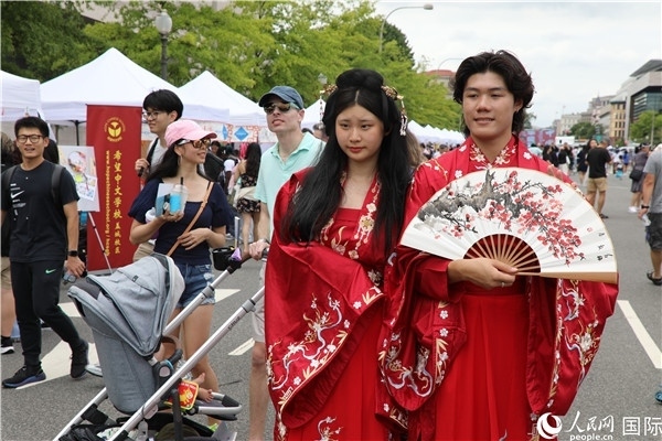 5、當(dāng)?shù)厝A僑華人身穿漢服參加文化節(jié)。 人民網(wǎng)記者 李志偉攝