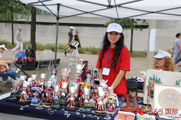 在今年活動上，貴州代表團(tuán)設(shè)立的貴州非遺文化、“村BA”文創(chuàng)、貴州茶文化等展區(qū)。人民網(wǎng)記者 李志偉攝