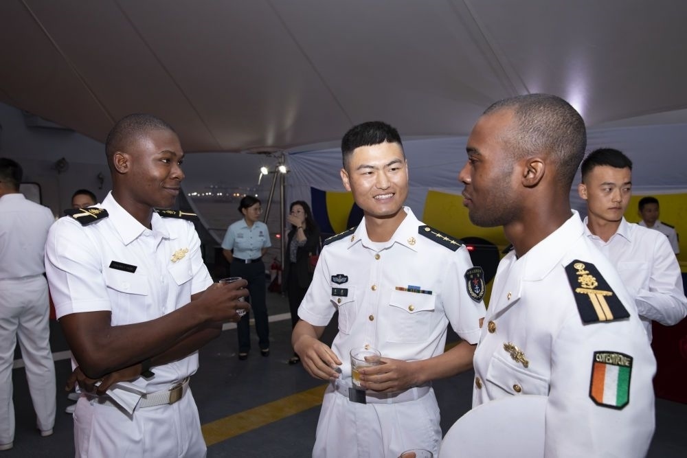 2023年6月25日，中國和科特迪瓦雙方官兵在南寧艦舉辦的甲板招待會上交流。中國海軍第43批護航編隊22日抵達科特迪瓦經(jīng)濟首都阿比讓，開始對科特迪瓦為期4天的友好訪問。