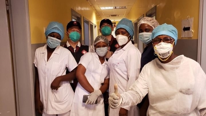 2020年5月26日，中國抗疫醫(yī)療專家組在剛果（布）首都布拉柴維爾指導(dǎo)新冠肺炎病房建設(shè)時，與當(dāng)?shù)匾痪€醫(yī)務(wù)人員合影。新華社發(fā)