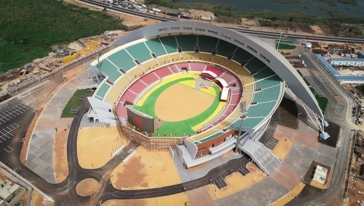 這是2018年7月18日在塞內(nèi)加爾首都達(dá)喀爾航拍的中國援建的塞內(nèi)加爾競技摔跤場。新華社記者 呂帥 攝